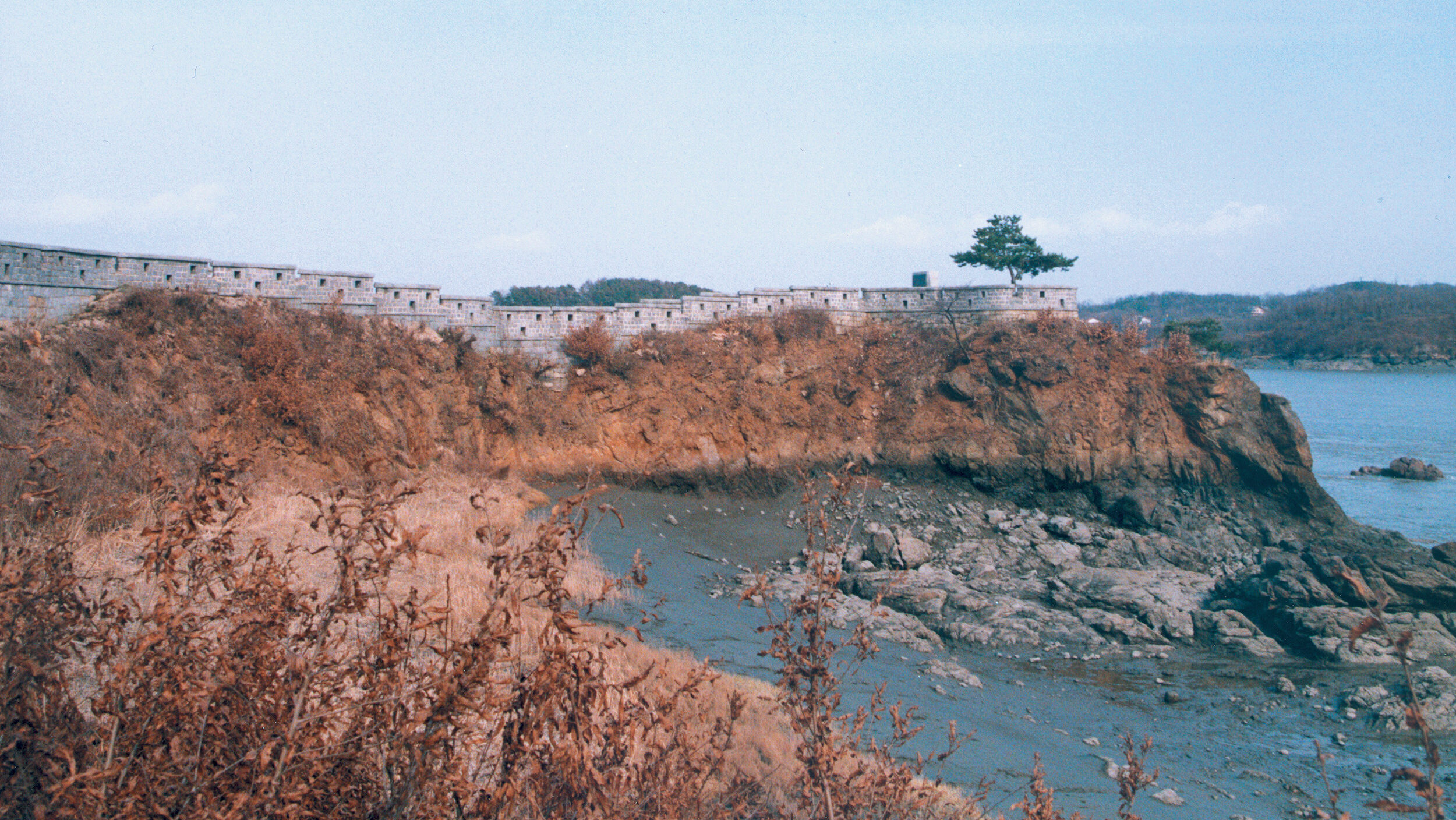 The Yong-do-Dondae, or Dragon’s Head Fort, rose from a promontory at a turn in the river. Cannon were hidden behind the portals.