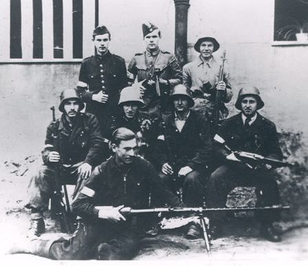 Julian Kulski, top left, poses with his commando unit.