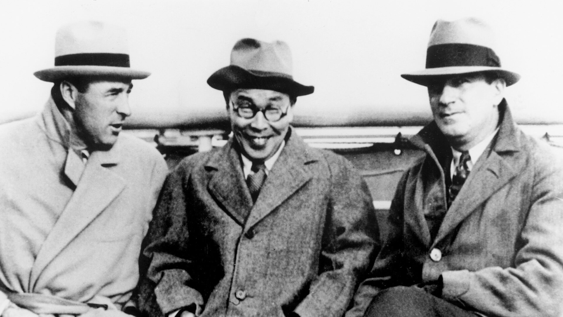 Moe Berg (right) during his 1932 visit to Japan, pictured with fellow baseball instructor Lefty O’Doul and host Sataro Suzuki.