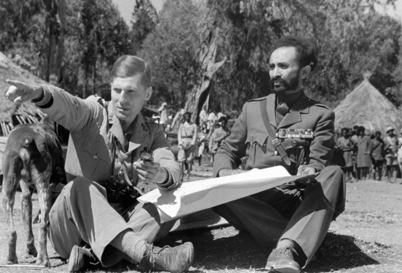 Wingate gestures to Ethiopian Emperor Haile Selassie during the Abyssinian Campaign in 1941.