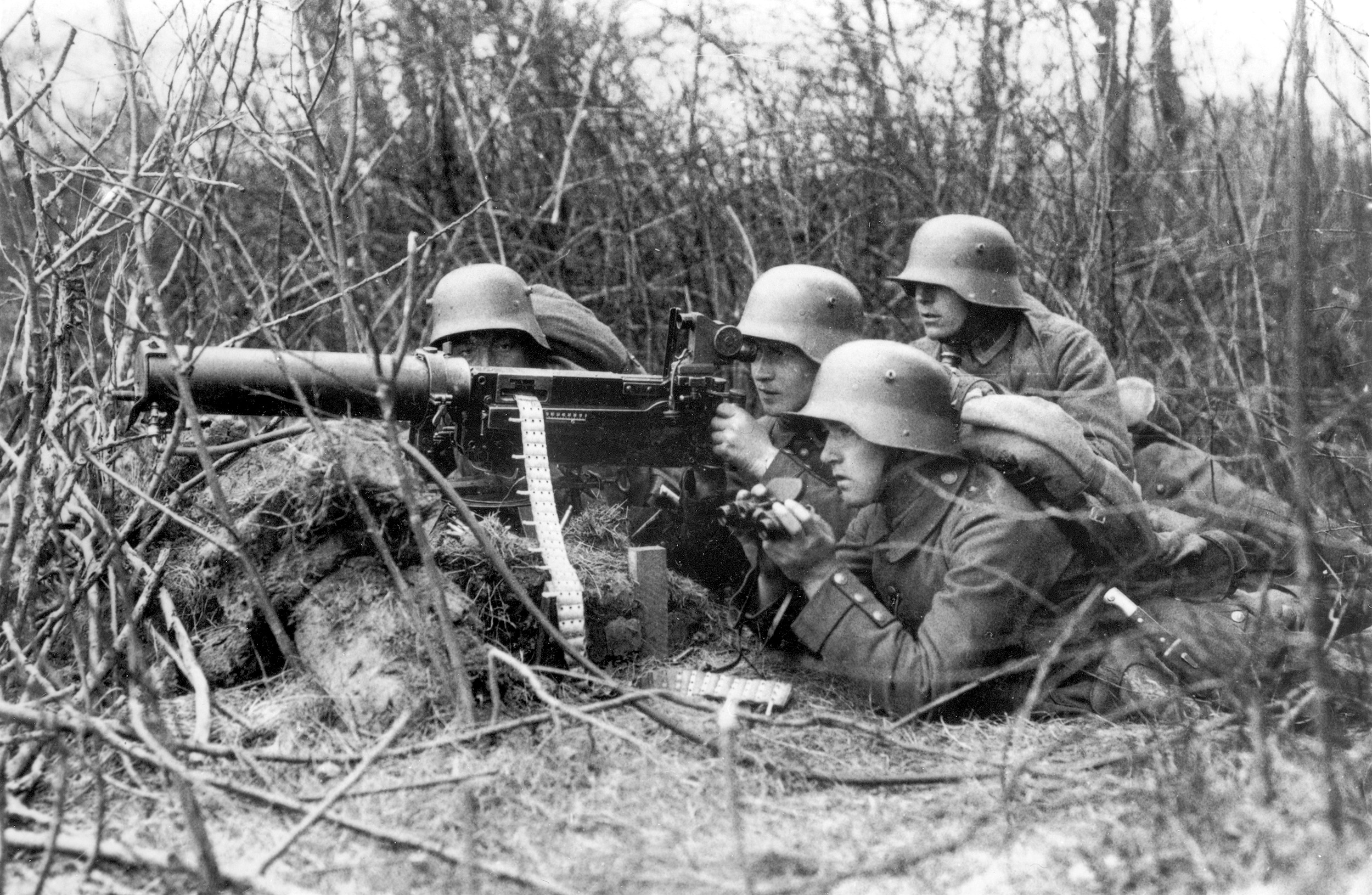 A German machine-gun team poised for an assault.