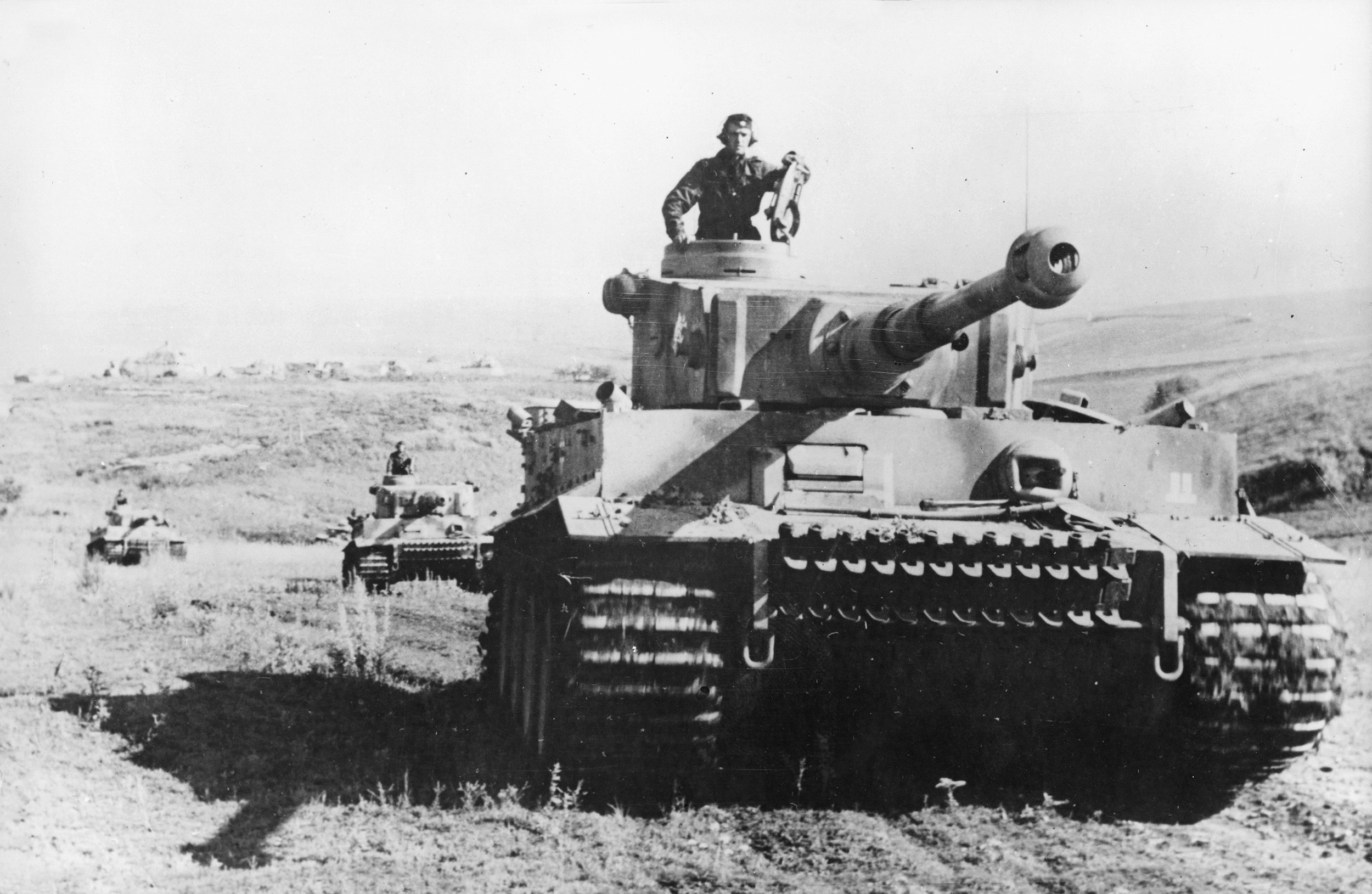 A Tiger VI leads others of its kind toward Belgorod.