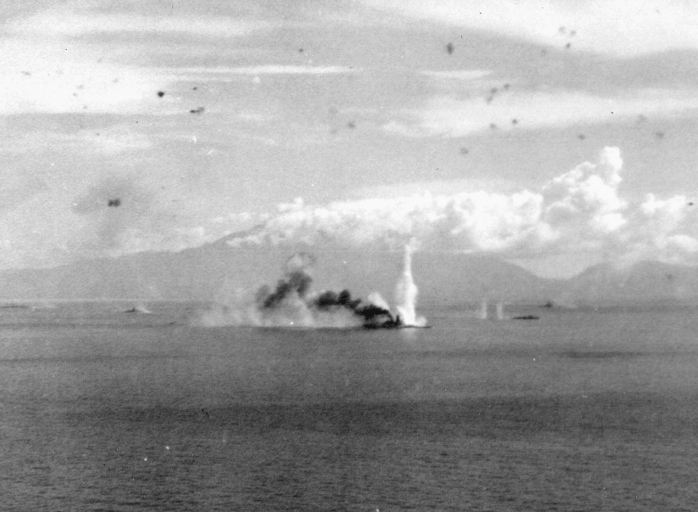 The huge Japanese battleship Musashi, part of the Center Force, was attacked by U.S. fliers in daylight of the 24th in the Sibuyan Sea.