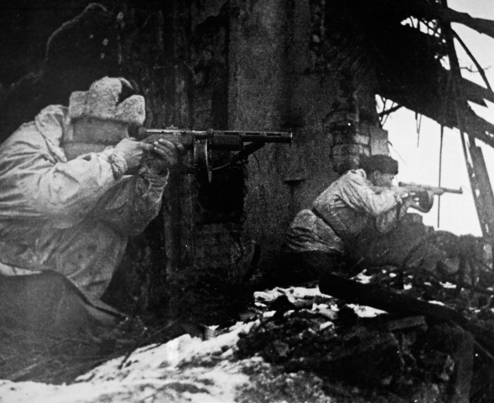 Russian soldiers defend a barricade at Gatchina. 