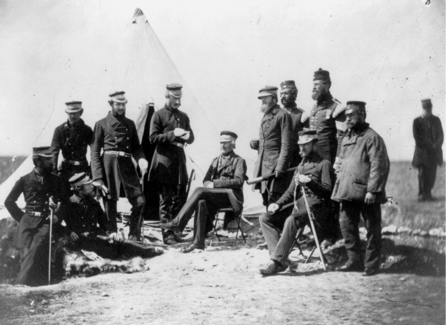 Hard-fighting Brig. Gen. John L. Pennefather (center) commanded 3,000 men of the British 2nd Division during the bloodletting at the Home Ridge.