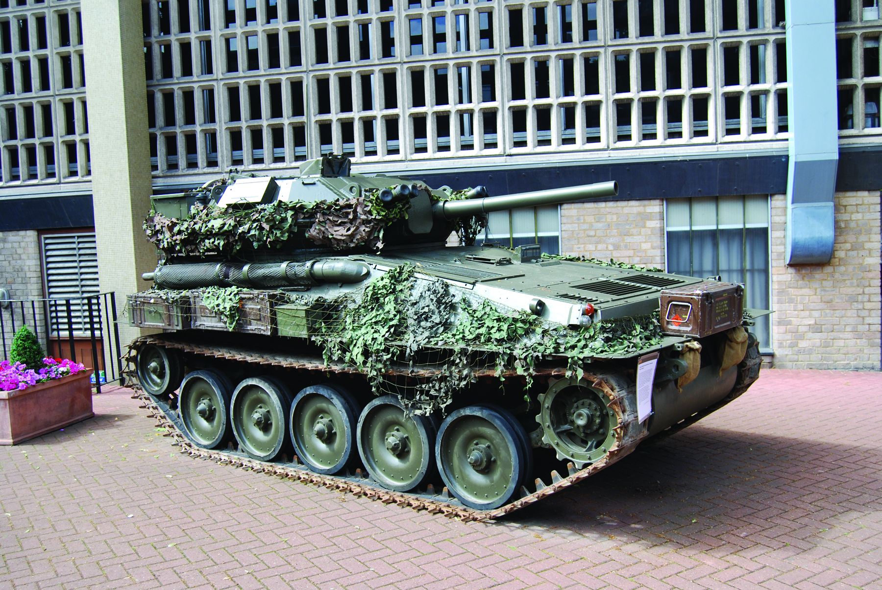 While the National Army Museum lacks the space for extensive display of vehicles or field guns, the outside is usually “protected” by an armored vehicle or two.