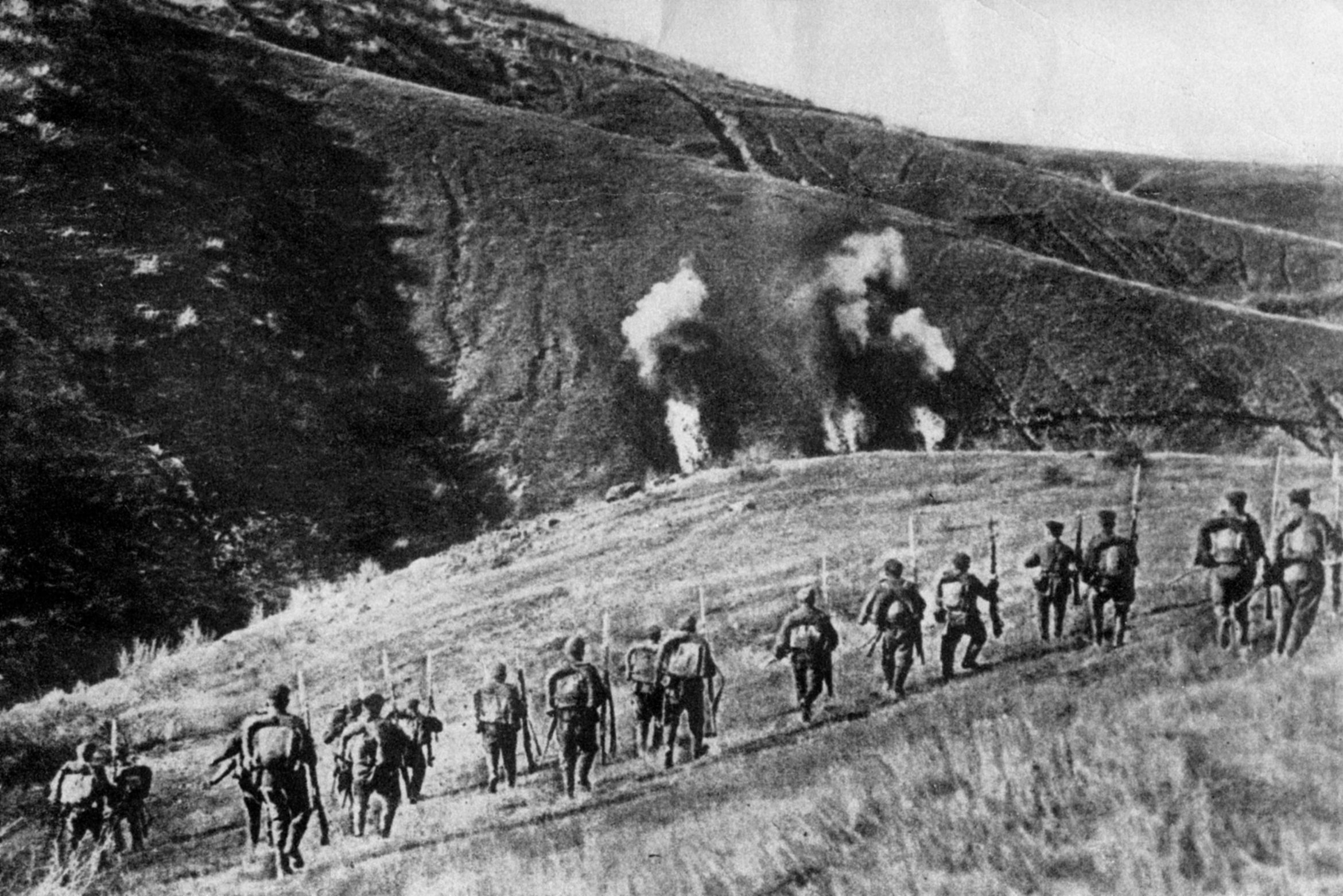 Bulgarian troops attack a Serbian position in October 1915. The Serbian Army was driven out of the country, ending up in Salonika. The British and French then took on the Bulgarians with no success, leaving the Salonika front unmoved until the end of 1918. Note the Serbian line to the right of the smoke.
