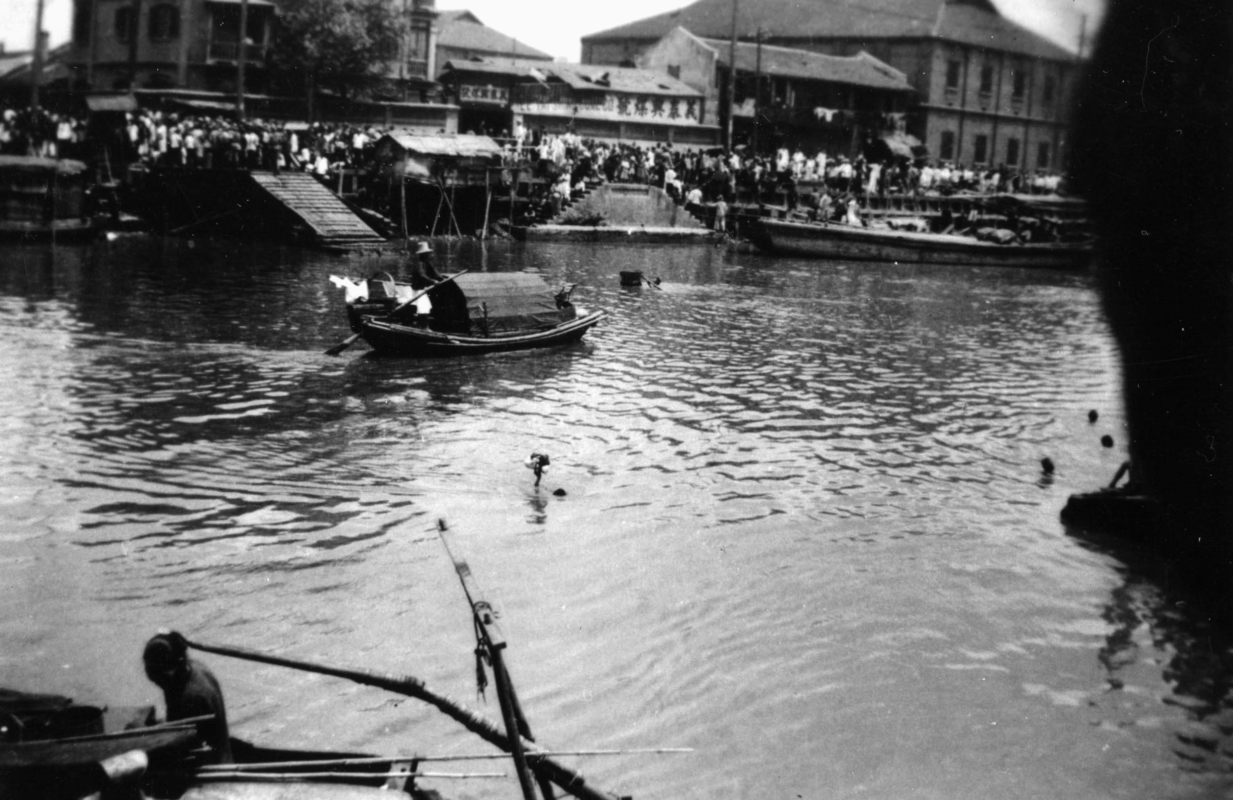 Crowding the banks of Soochow Creek, near Shanghai’s International Settlement, sampans carry Chinese civilians attempting to escape the Japanese by water. The Chinese often formed boat trains to navigate the creek to safety. (National Archives))