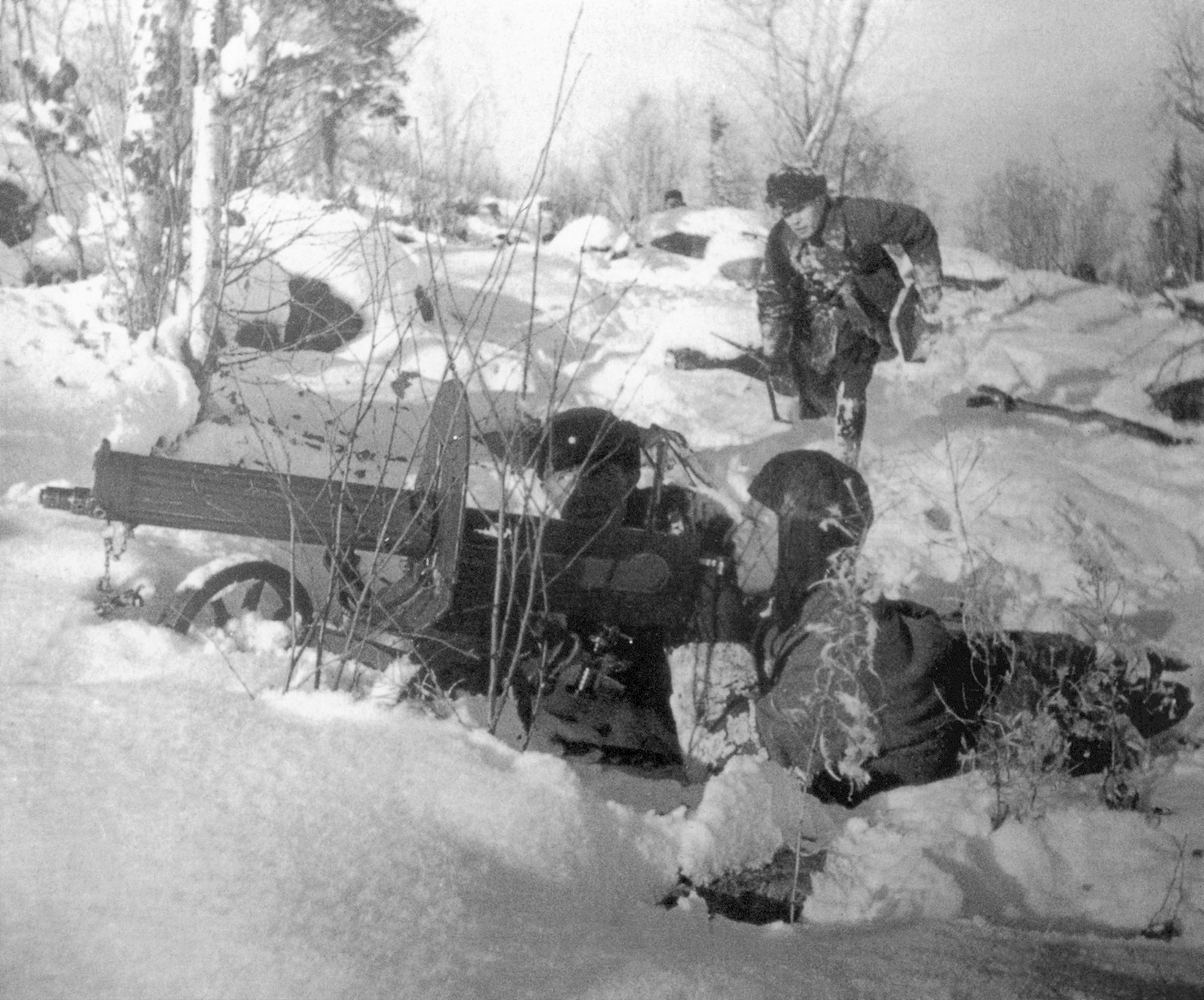 Their heavy machine gun clearly visible in the snow, Red Army soldiers support their comrades’ attacks against the Germans during the winter of 1941-1942. The Soviets were willing to sustain horrendous losses to relieve the Nazi pressure on their capital.