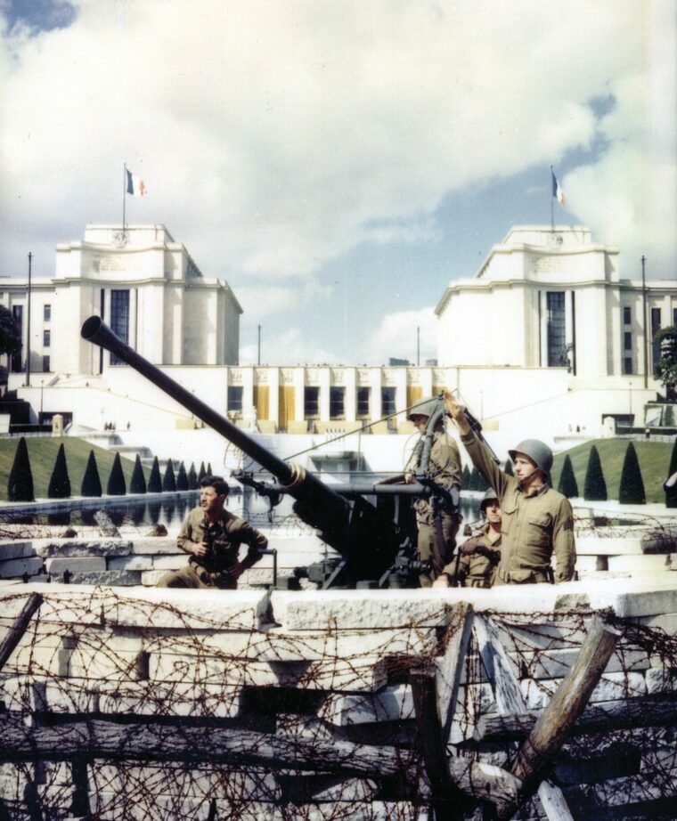 American anti-aircraft gunmen site their 40 mm. gun in front of the Trocadéro’s Palais de Chaillot.