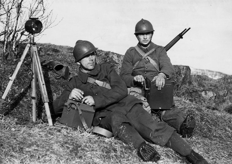 French troops man a position somewhere in Norway.  General Auchinleck was complimentary of the conduct of the French soldiers under fire but bitterly disappointed with the performance of his own men during the 1940 Norwegian campaign.