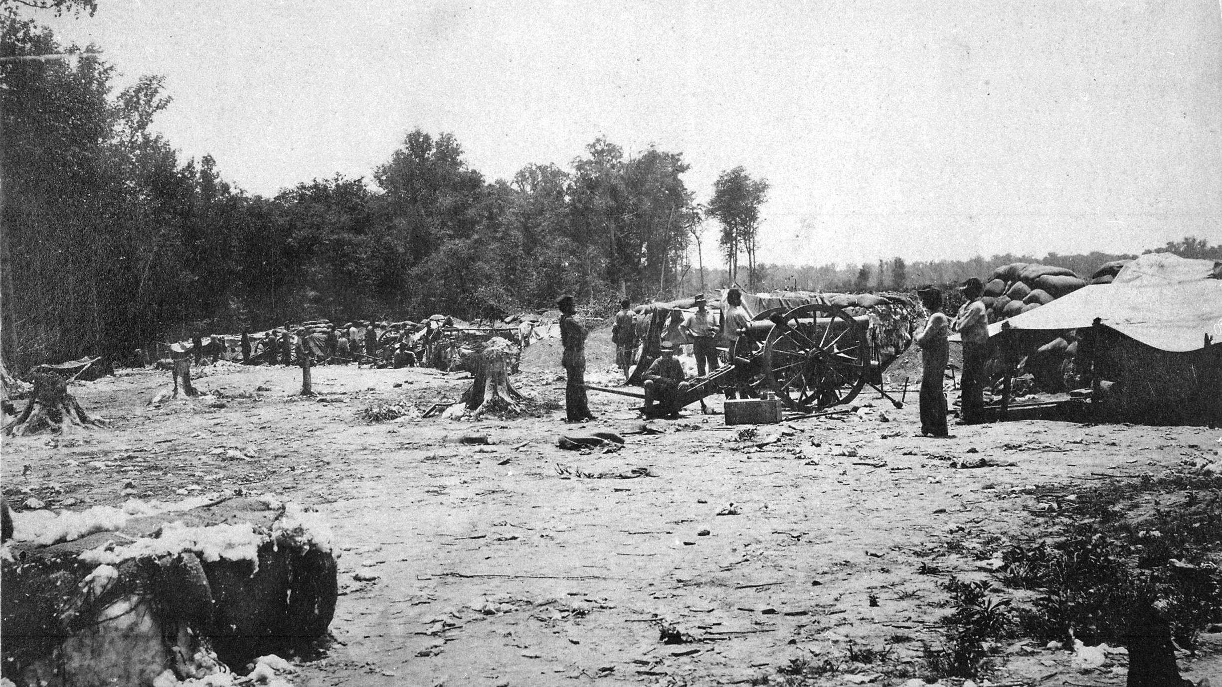 A shirt-sleeved crew mans Battery A, 1st U.S. Artillery, during the siege of Port Hudson.