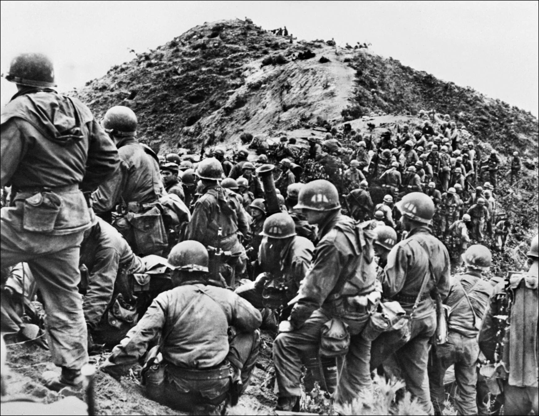 Wary American troops man the front lines near Seoul as the Communist offensive gets under way in the spring of 1951. 