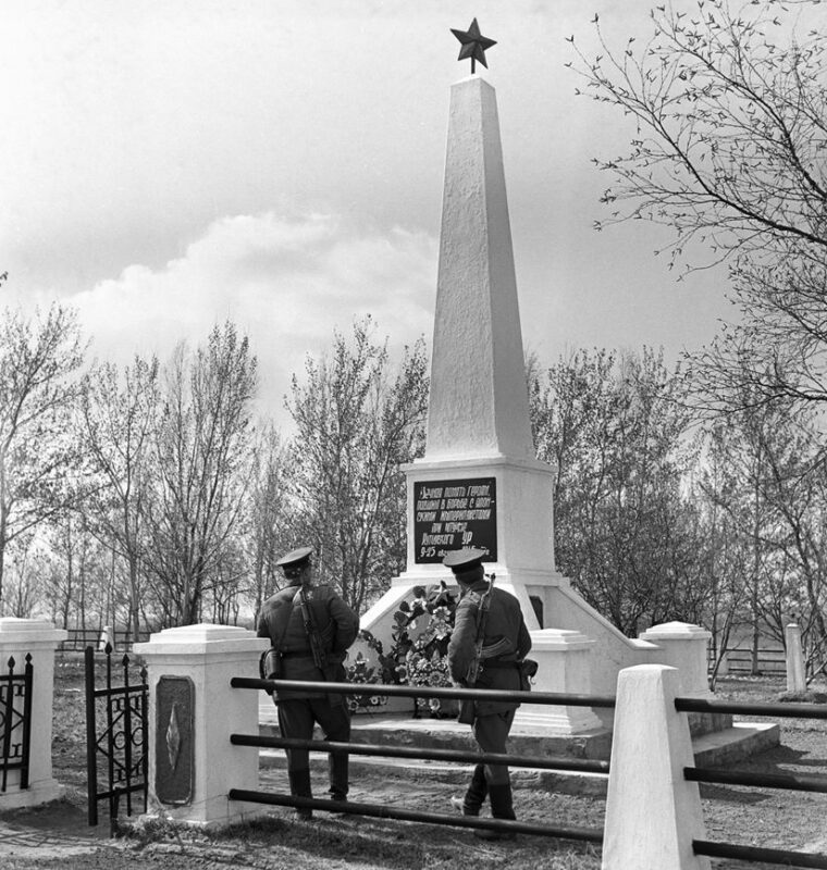 A Soviet monument on the site of the Hutou fortification.