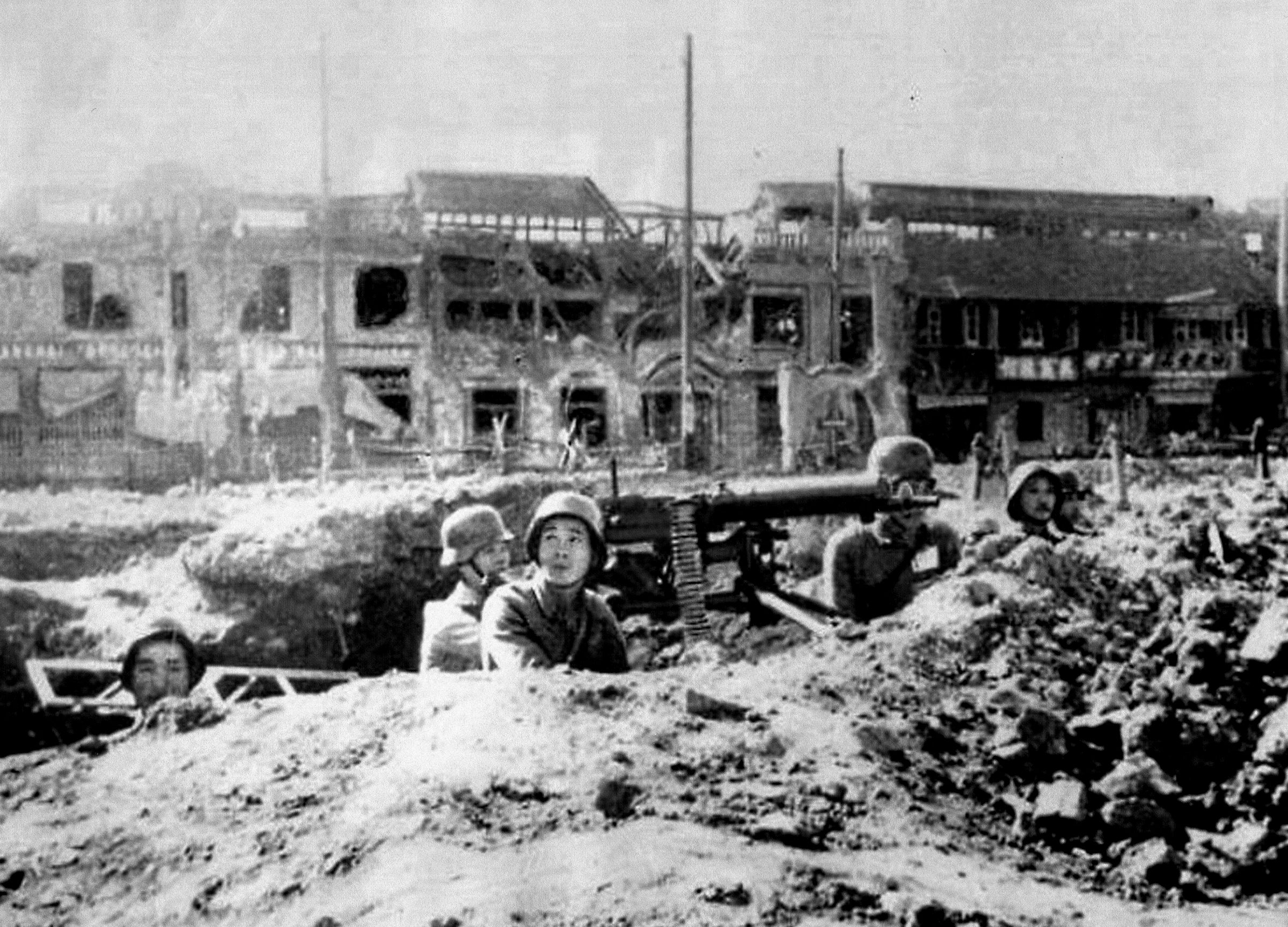 Chinese troops in the 87th and 88th Divisions at the north station, just before they were withdrawn to Sihang Warehouse. Note their German-made M1935 helmets.