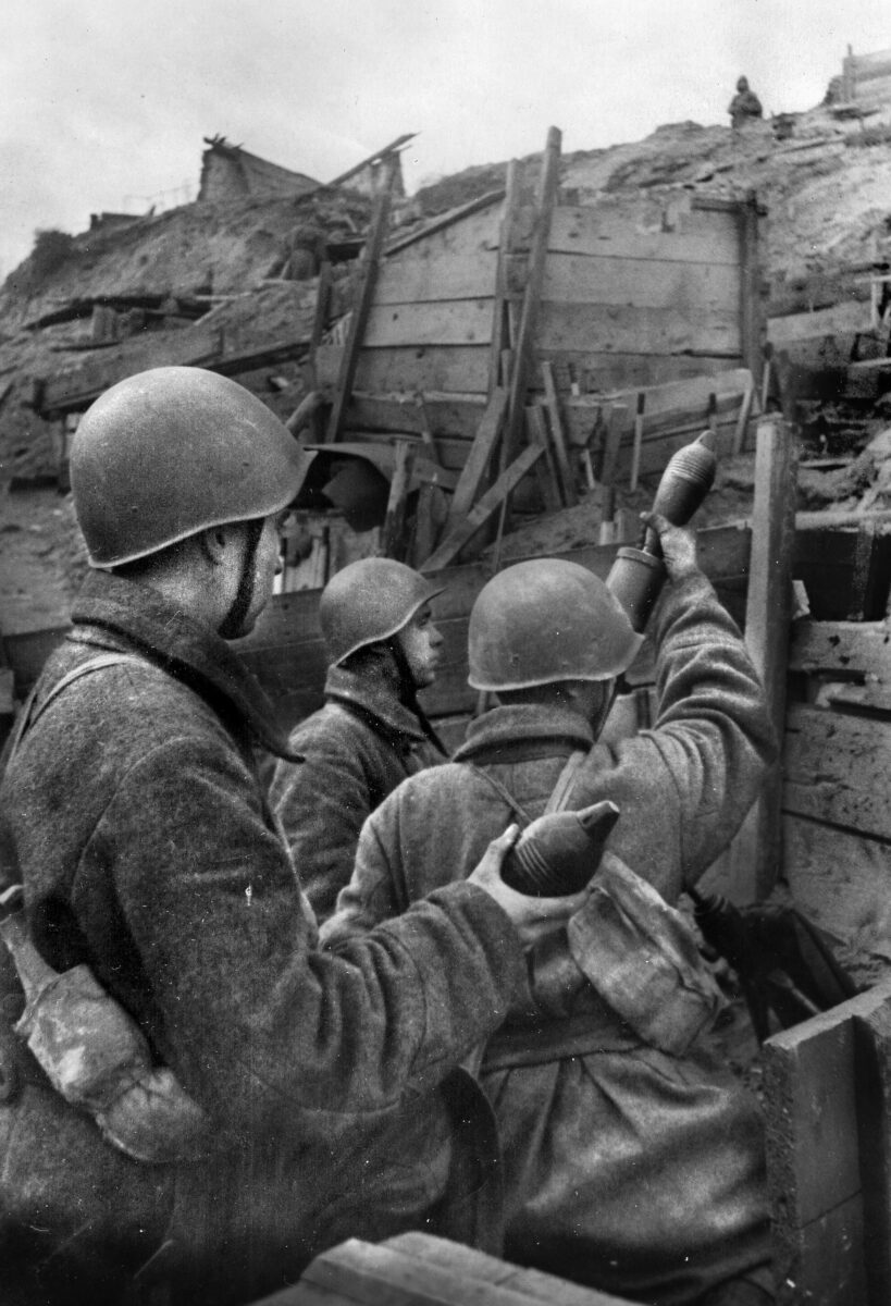 A Russian Guards mortar team lobs shells toward the German lines. The immovable, well-supplied Russians gave the enemy no relief.
