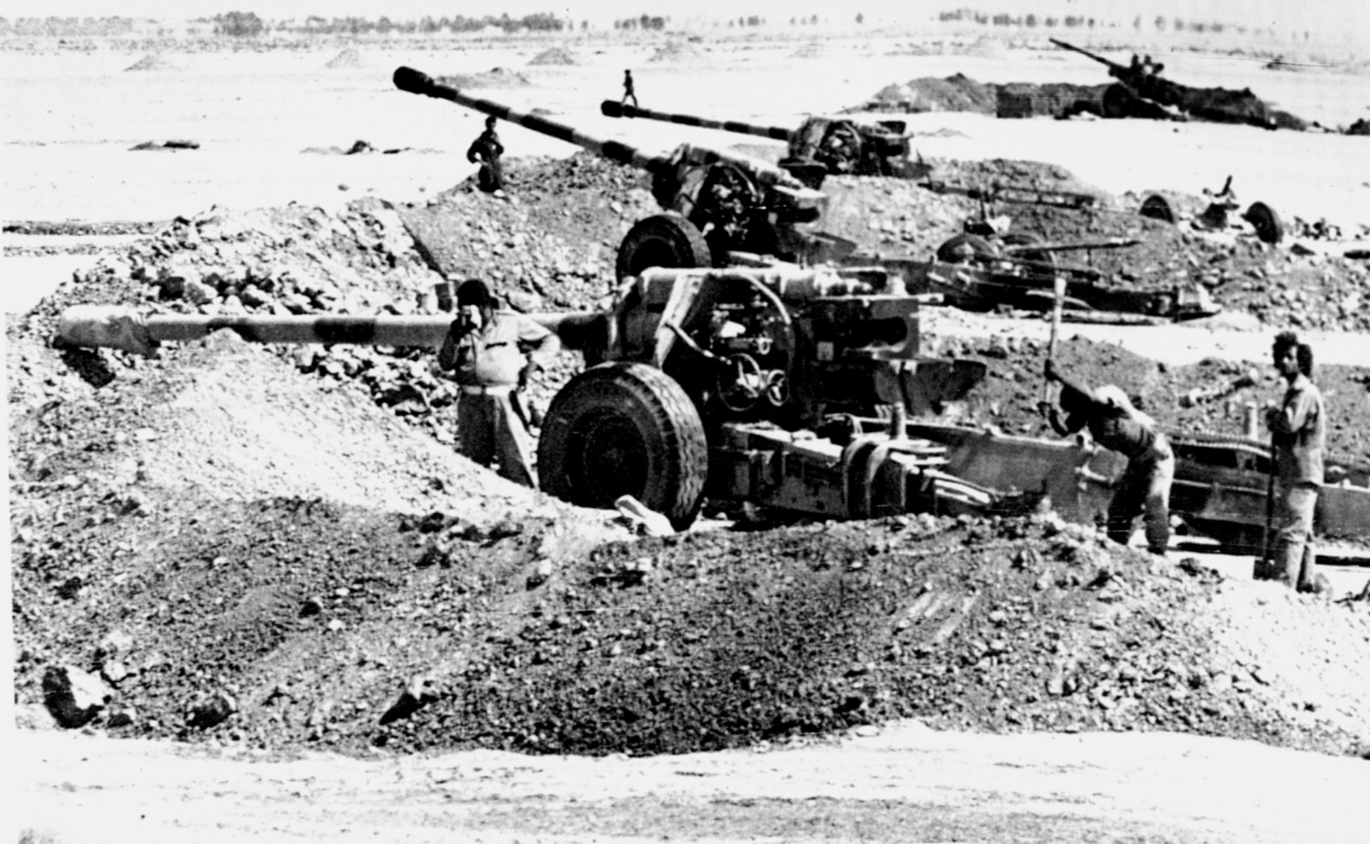 Iraqi artillerymen dig in during their advance on the Iranian town of Ahwaz in September 1980.