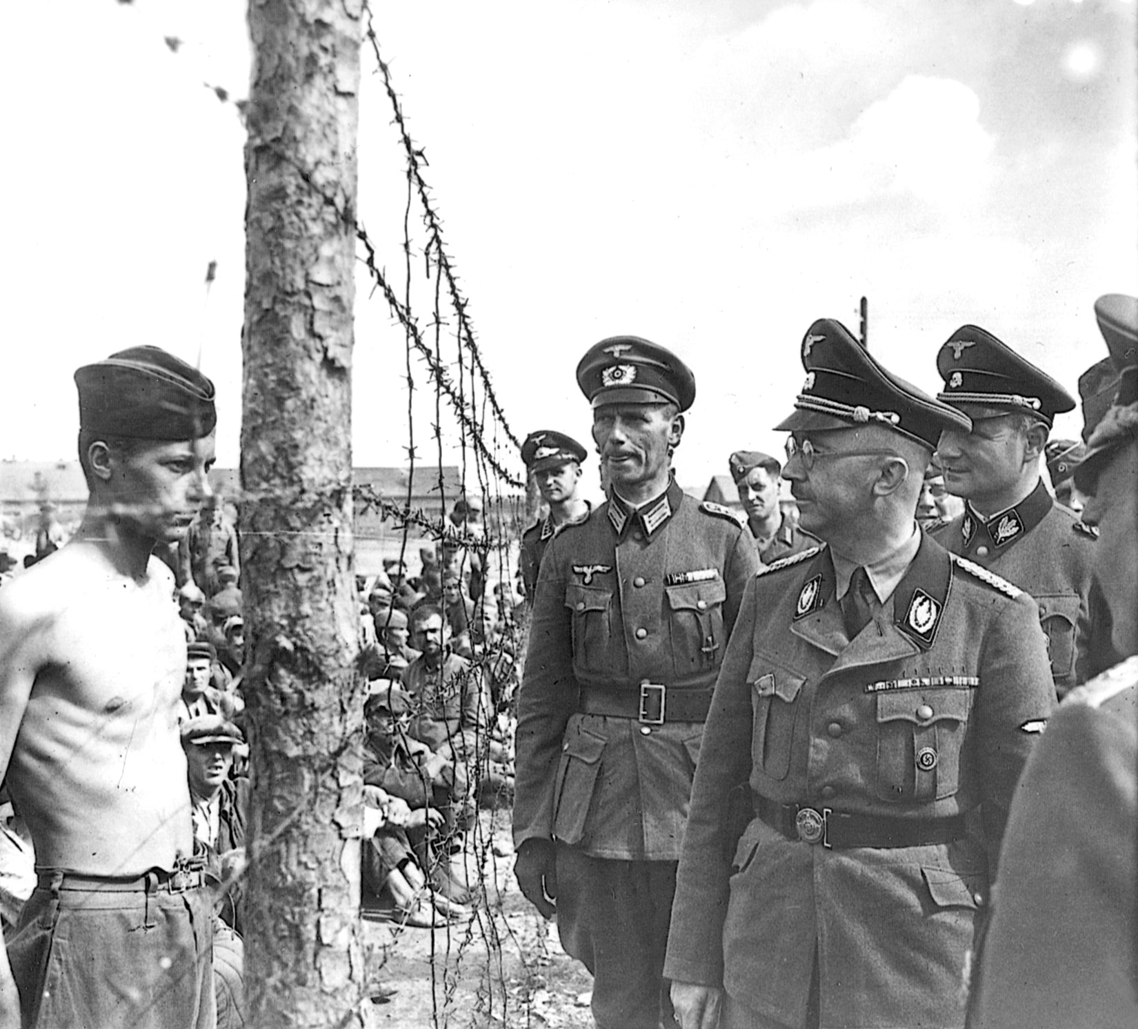SS chief Heinrich Himmler and his entourage inspect a prison camp overflowing with Soviet POWs. Vlasov recruited heavily among dissaffected prisoners to fill the ranks of his army.