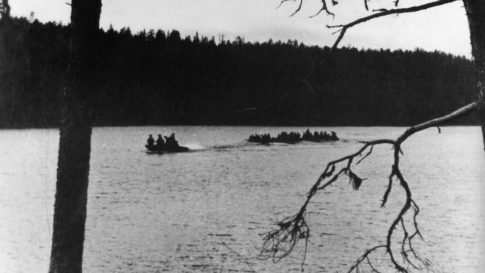Brandenburg commandos cross a lake behind enemy lines on the Eastern Front.