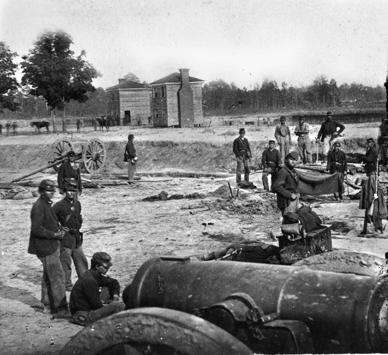 Elements of the 1st Minnesota Infantry mill around a 32-pounder field howitzer near Seven Pines. In the background are the twin houses that served as key landmarks, with Union infantry massed on the right.