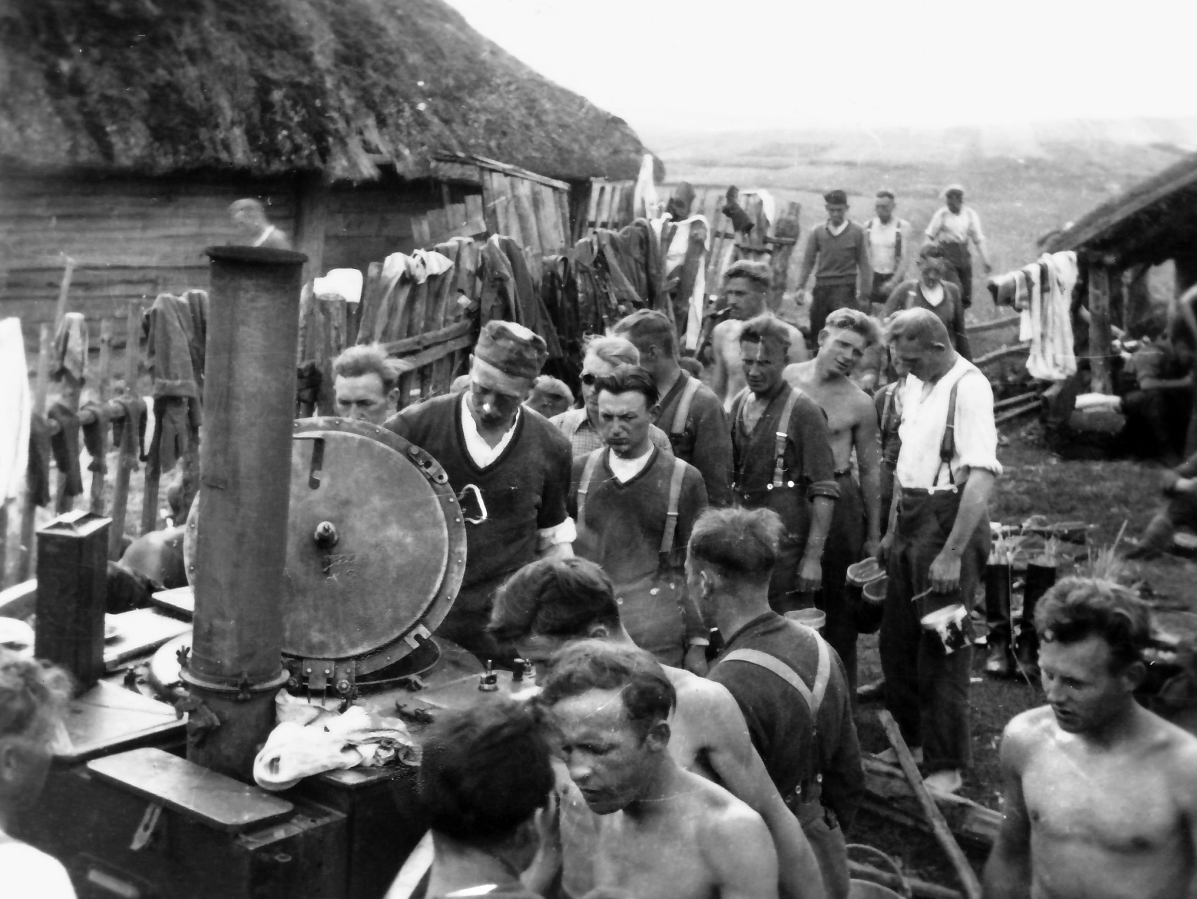 Somewhere on the Russian front, soldiers with less than cheerful anticipation queue up for a meal. Mobile field kitchens could cook while on the move and also featured ovens for baking bread and a means for brewing coffee. The tall stovepipe for venting smoke produced the slang term Goulaschkanone (“goulash cannon”). 