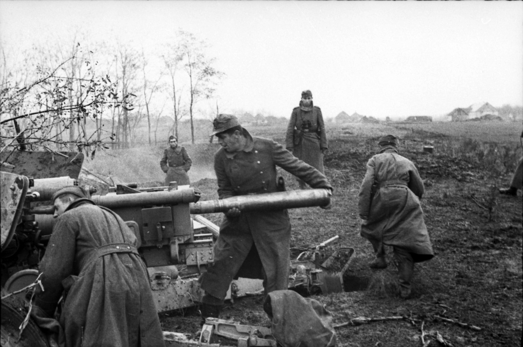 Defending their position in southern Ukraine in December 1943, these German soldiers are loading a heavy artillery piece. German efforts to take Kiev at the end of 1943 were thwarted by Red Army counterattacks.