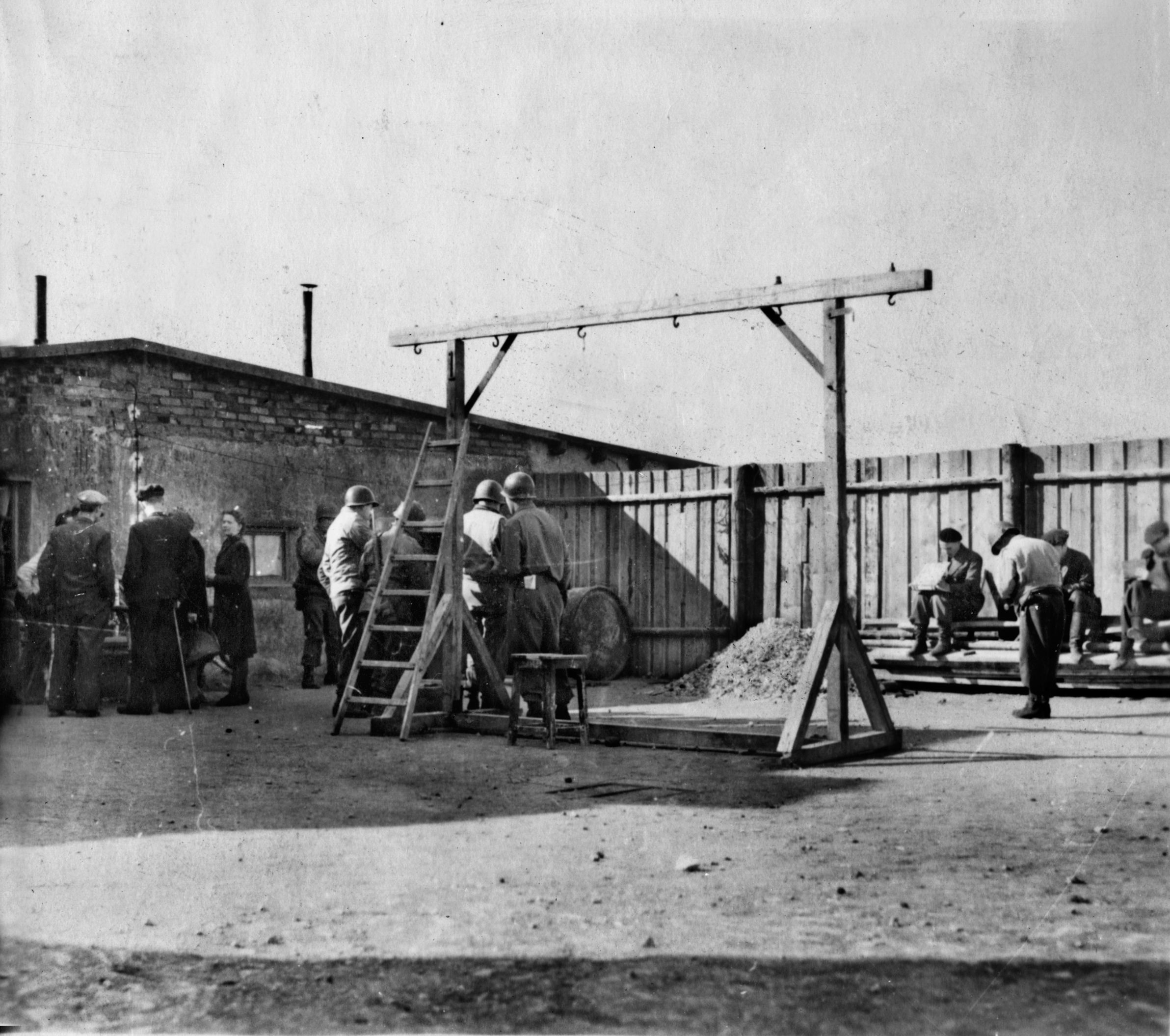 A group of GIs inspects the portable gallows that were used to execute inmates who had committed crimes at Buchenwald, such as stealing, sabotage, and attempting to escape. 