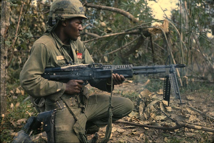 KING & COUNTRY VIETNAM WAR VN007 U.S MARINE STANDING FIRING M60 MIB 
