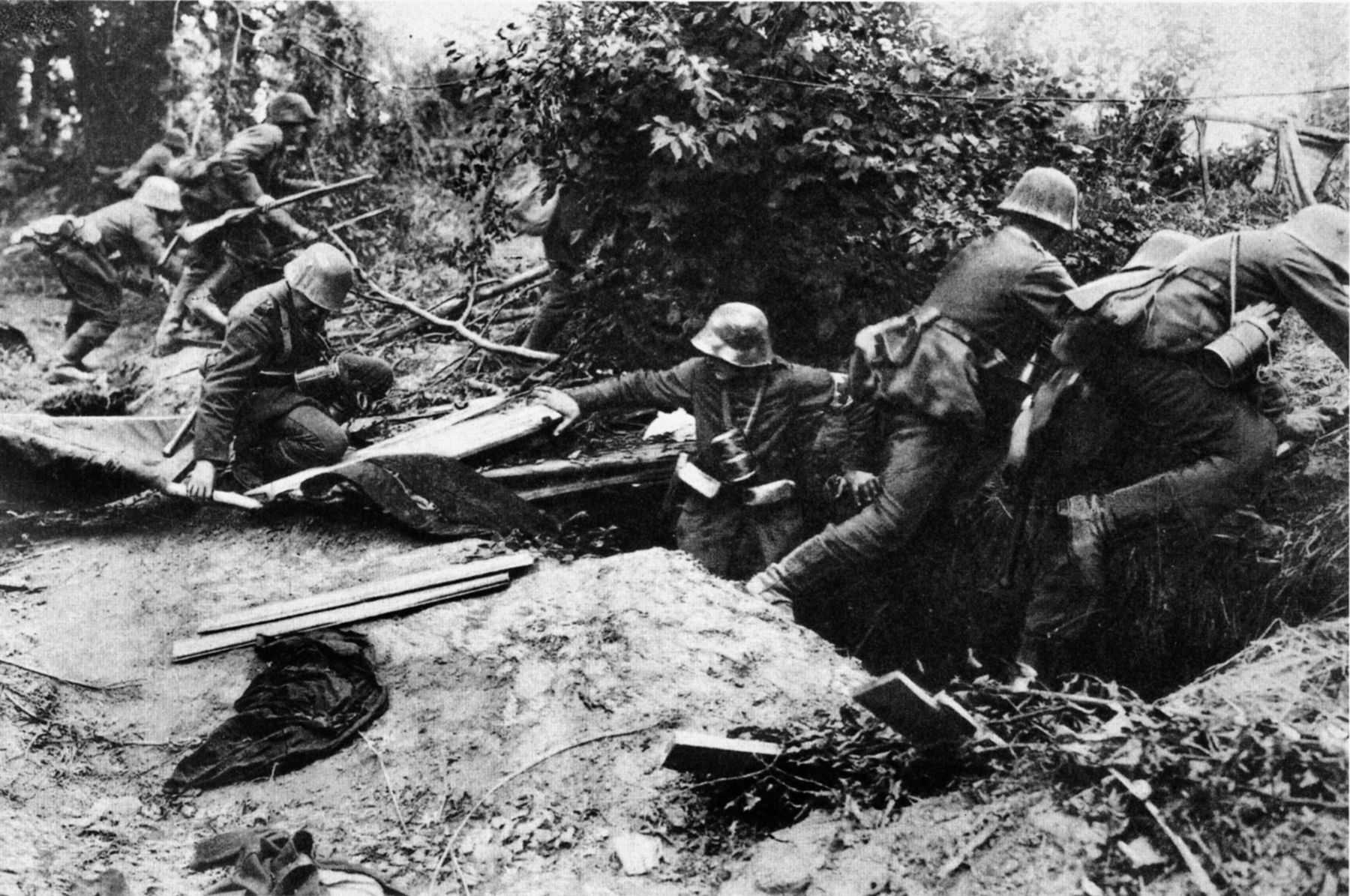 German soldiers move quickly out of their defensive positions in June 1918 during the ill-fated Ludendorff offensive. The German knockout blow never succeeded.