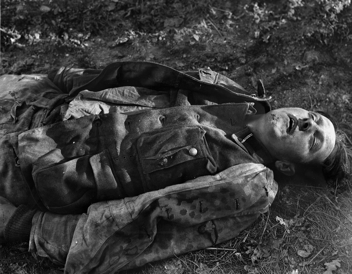 A dead German soldier photographed by Emil Edgren.