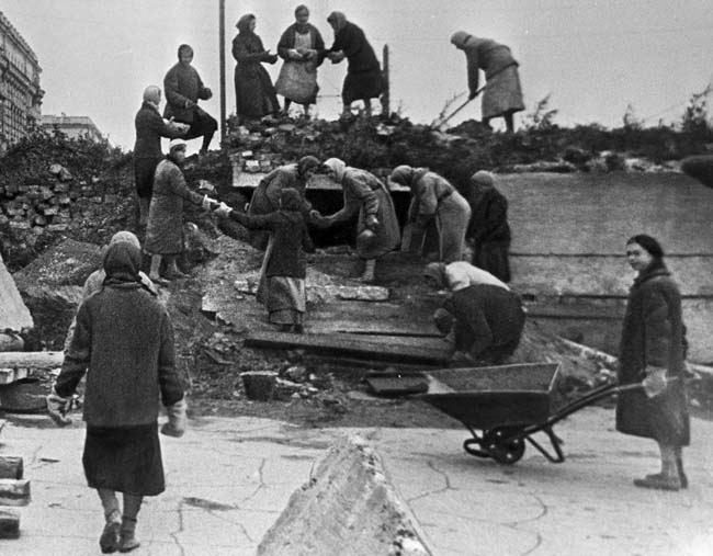 Все трудоспособные ленинградцы  защищали свой город. Женщины копают огромную танковую ловушку