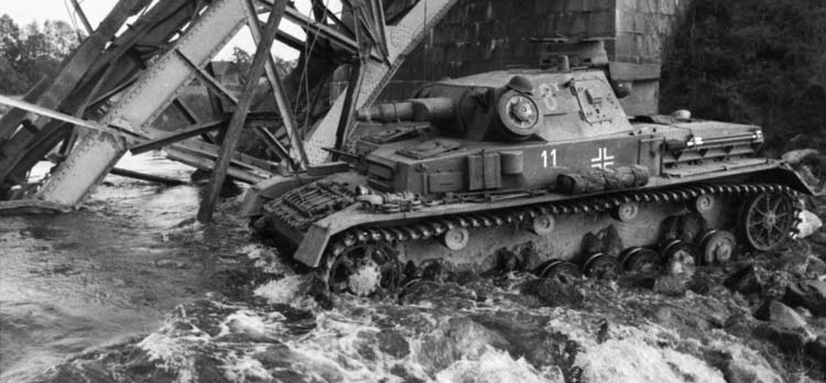 Мост разрушен отступающей Красной армией. Немецкий Panzer IV с короткоствольной 54 мм. пушкой  пересекает ручей у побережья Балтийского моря в июле 1941 года. Группа армий "Север"