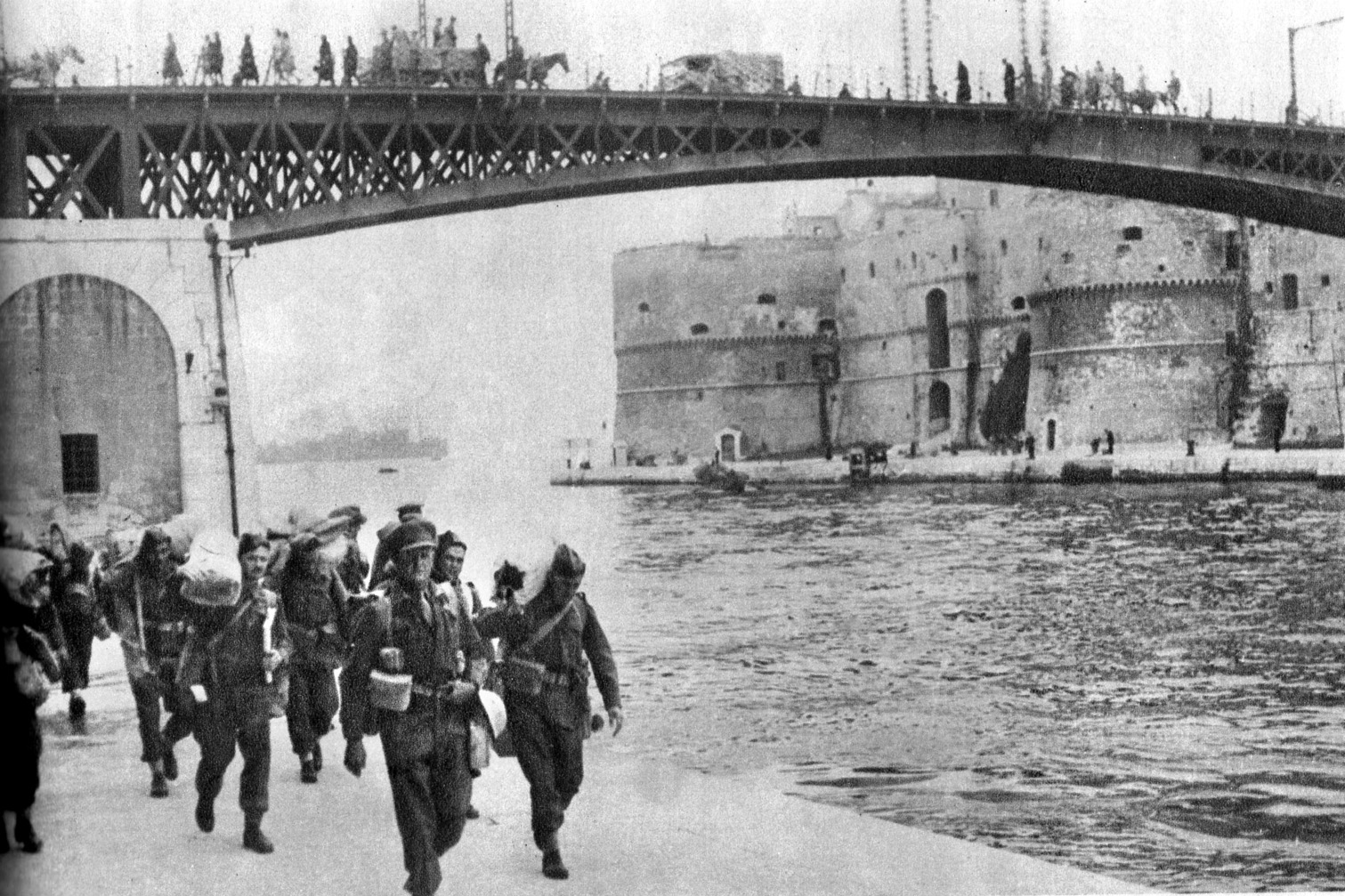 After training for a year in Egypt, troops of the 6th South African Armoured Division arrive in Taranto, Italy, April 1944. 