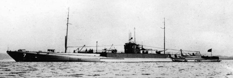 sinking Japanese submarine I-1