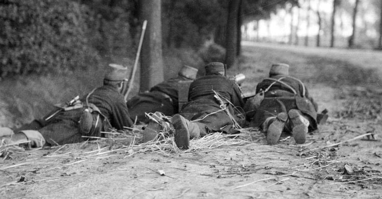 A Belgian machine-gun crew prepares to ambush advancing Germans near the city of Malines in August 1914.