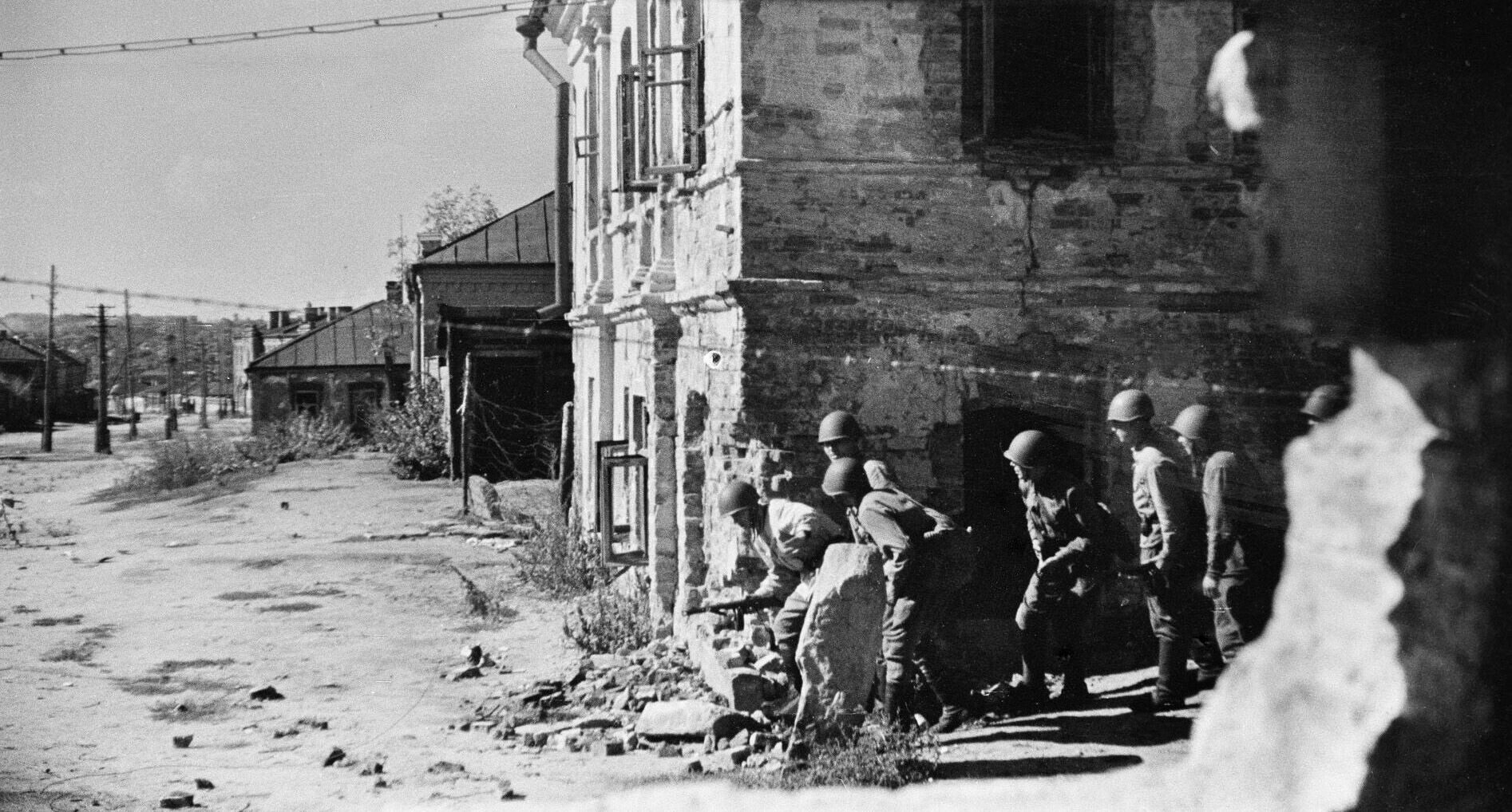 Red Army soldiers intent on defending the city of Voronezh peer cautiously around the corner of a building in anticipation of encountering the German invaders. At first the German advance during Case Blue made good progress against the Russian defenders.