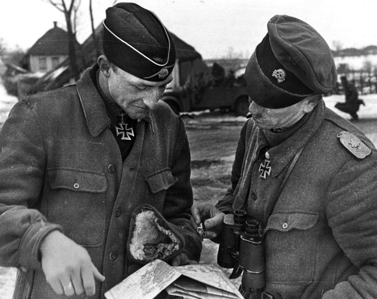 Major Kurt Meyer (right) of the 1st SS Panzer Division Leibstandarte Adolf Hitler and Captain Erwin Meierdress of the 3rd SS Panzer Division Totenkopf consult a map during Manstein’s counterattack.
