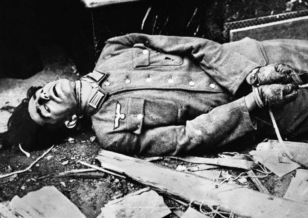 The body of a German lieutenant, convicted of desertion and hanged by his own troops, was found in Aschaffenberg by the Americans. 