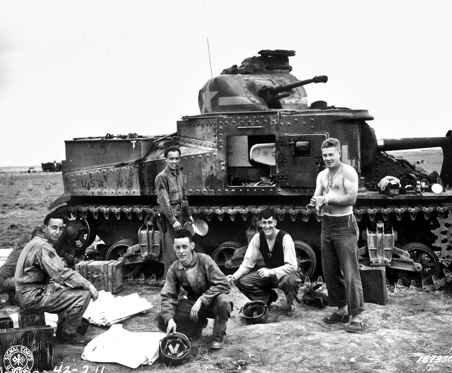 The crew of an M3 Lee medium tank, part of Major General Orlando Ward’s 1st Armored Division, takes a break from combat. Patton worried that Ward’s men were too timid, anathema to a tank commander.
