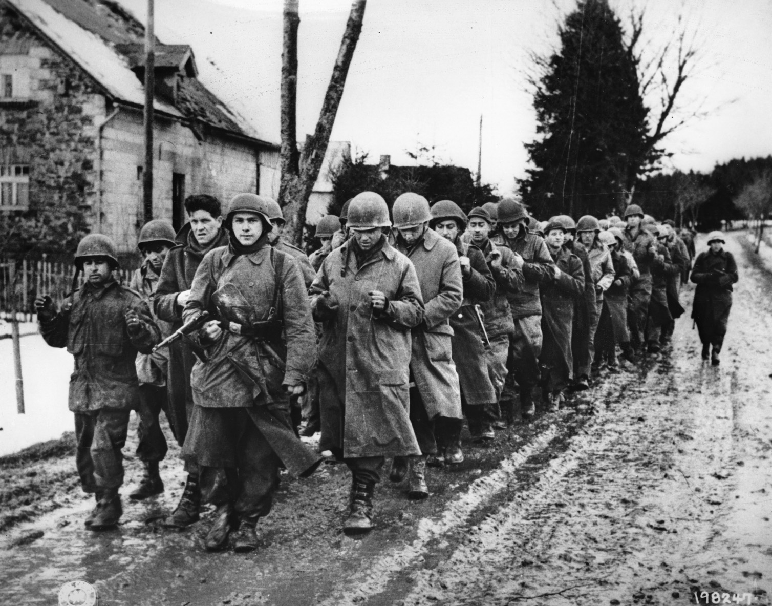 Поражение во второй мировой войне. Пленные американцы в Арденнах. Пленные немецкие солдаты 1944.