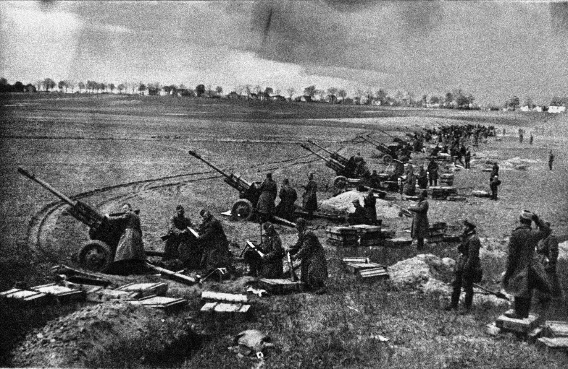 The Red Army packed as many as 270 pieces of artillery on each mile of their battlefront. Many of the rear-echelon German troops thrust into the front line panicked in the face of the ferocious Soviet attack. 