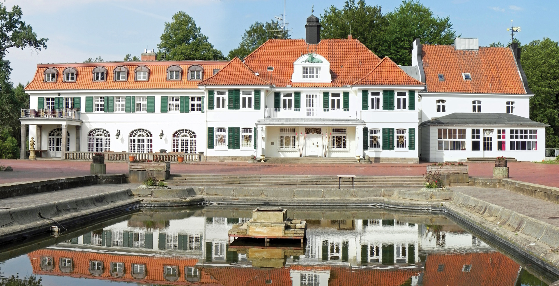 In his new role, Gunther was billeted in the headquarters of the Royal Armoured Corps at Bredebeck Castle in Bergen, near the near Bergen-Belsen concentration camp. He recalls that he could look out his upstairs window at the reflecting pool, but had not known about the concentration camp and its horrors.