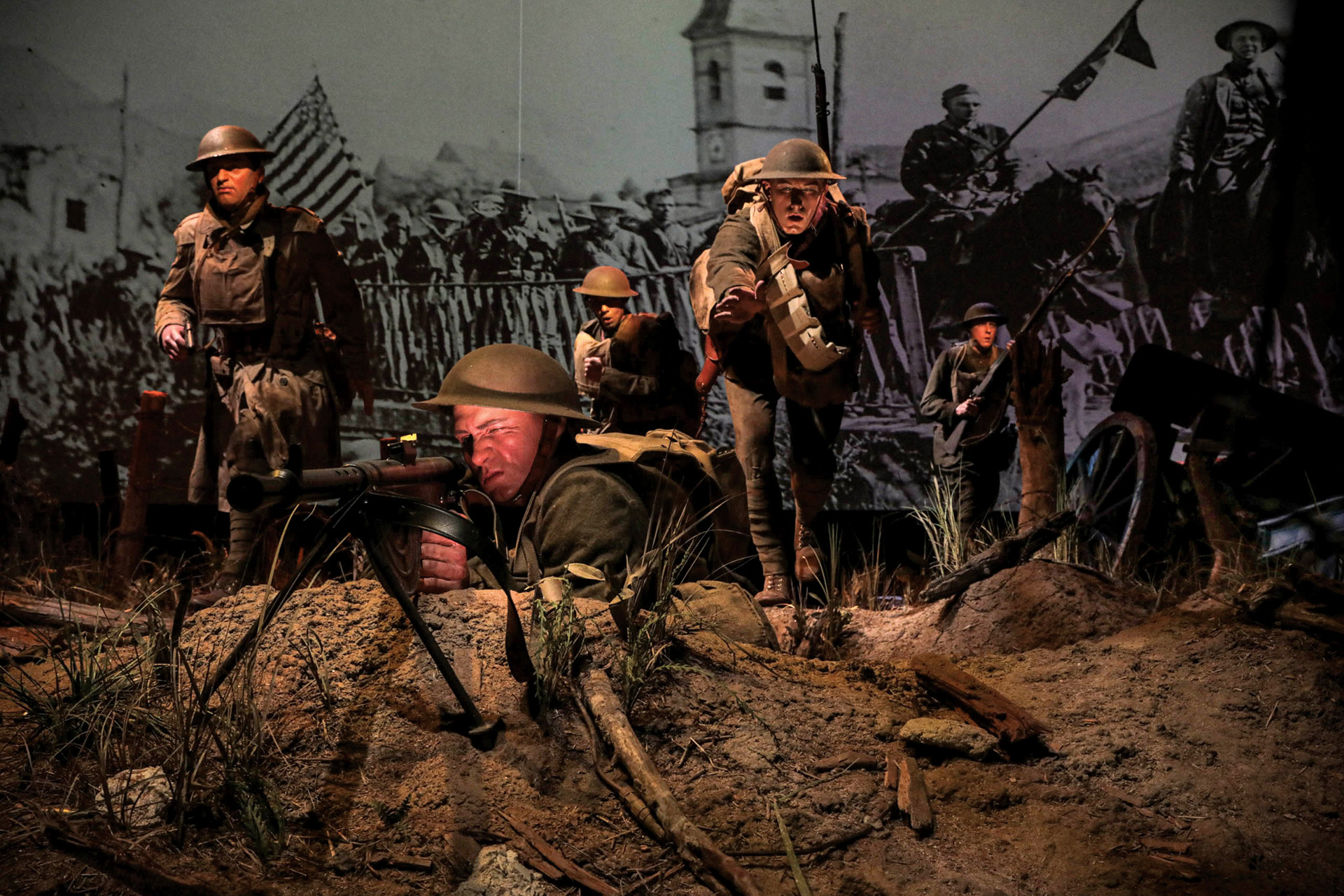 As museum visitors emerge from the trench-like entrance of the Nation Overseas Gallery, cast figures, lighting effects, imagery, and sounds of distant battle recreate a setting based on a famous photograph of the Meuse-Argonne Offensive.