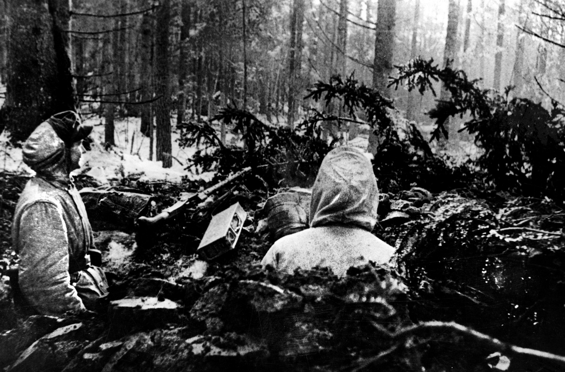 German soldiers man an MG-34 machine gun in the swiftly collapsing Courland Pocket, March 24, 1945. With defeat only weeks away, Grand Admiral Karl Dönitz did his best to evacuate civilians and soldiers from the area while disobeying Hitler’s orders to hold fast.