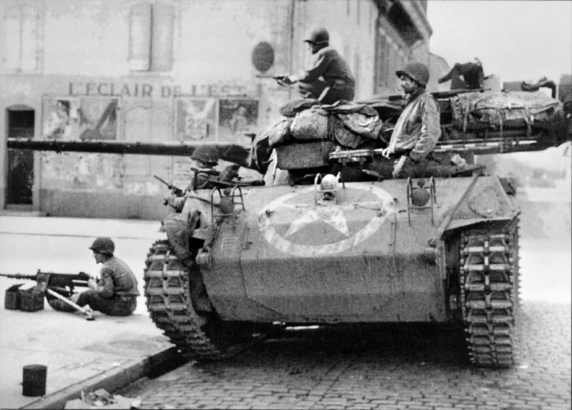This M18 Hellcat tank destroyer of the U.S. 603rd Tank Destroyer Battalion has taken up a defensive position in the streets of Luneville on September 18, 1944. An infantryman has also positioned his .50-caliber machine gun toward the expected approach of the attacking Germans, while another soldier stands ready with his M-3 ‘Grease Gun,’ a .45-caliber submachine gun.