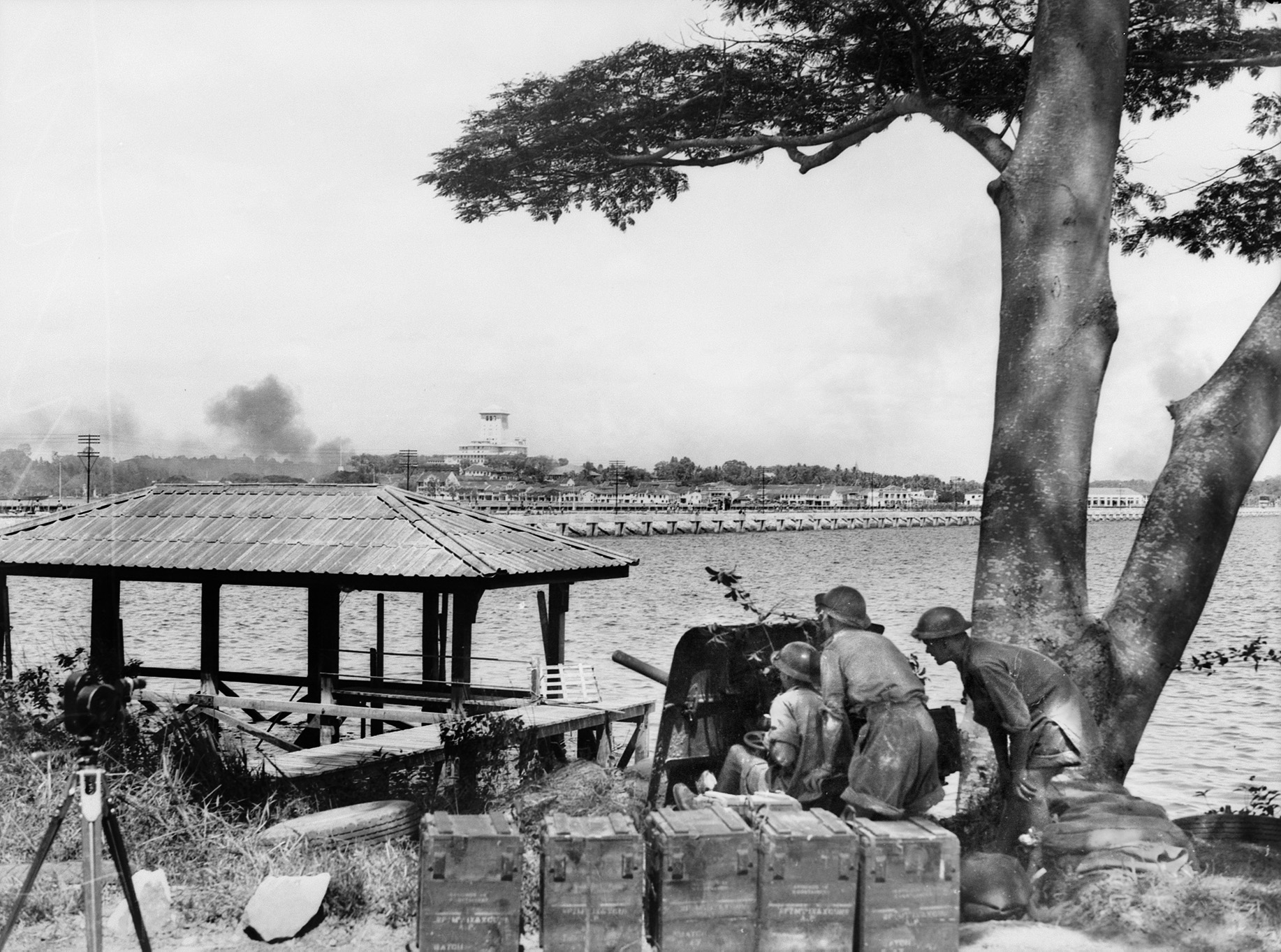 Desperately fight- ing the advancing Japanese juggernaut, Australian soldiers man a 2-pounder anti-tank gun overlooking the Johore Causeway that linked Singapore city to the mainland of the Malay Peninsula.