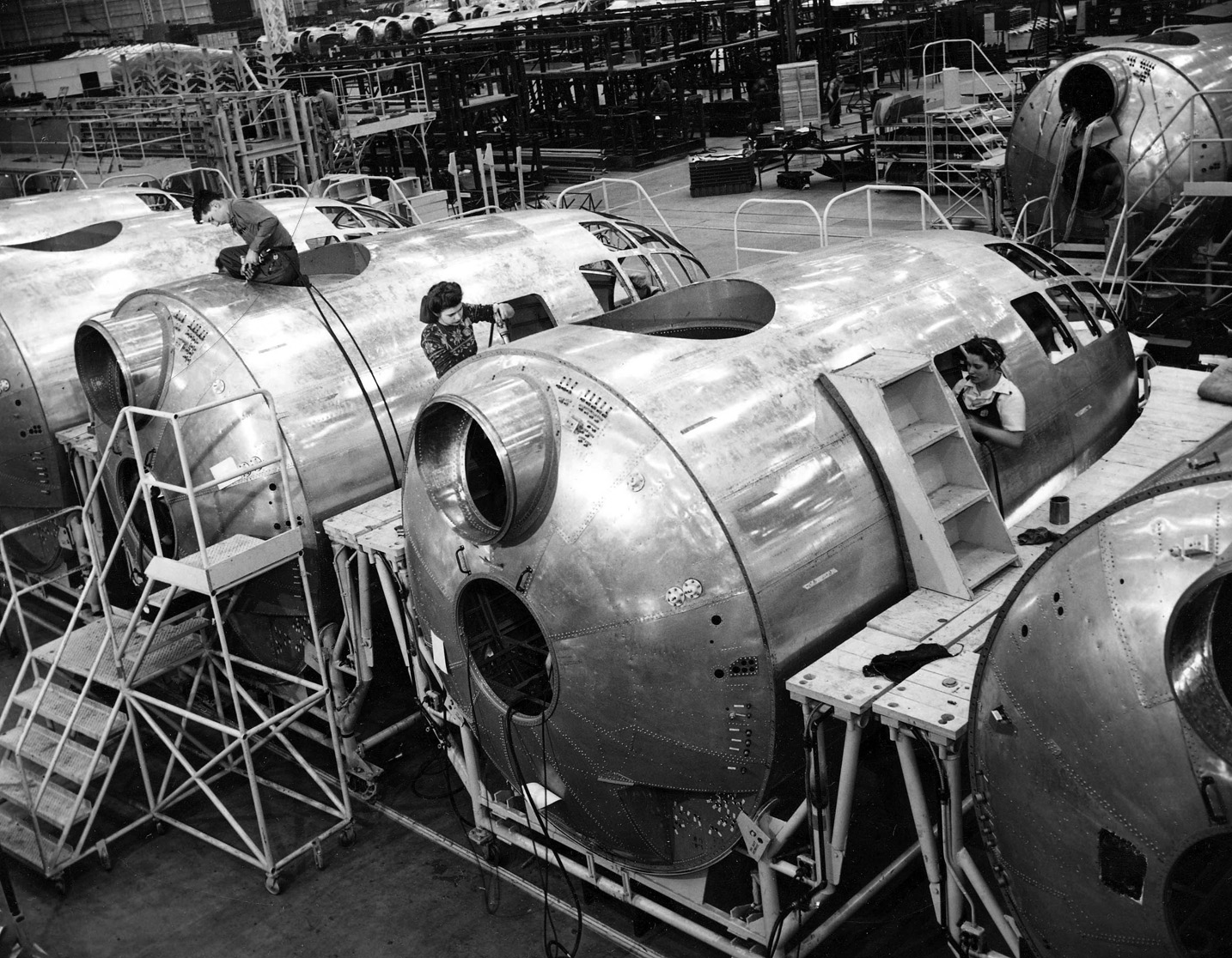 Along with the computerized system that controlled and coordinated the fire of the B-29’s defensive machine guns, the bomber was also the first operational plane of its type with a pressurized cabin. These factory workers are assembling a pressurized cockpit on their factory floor.