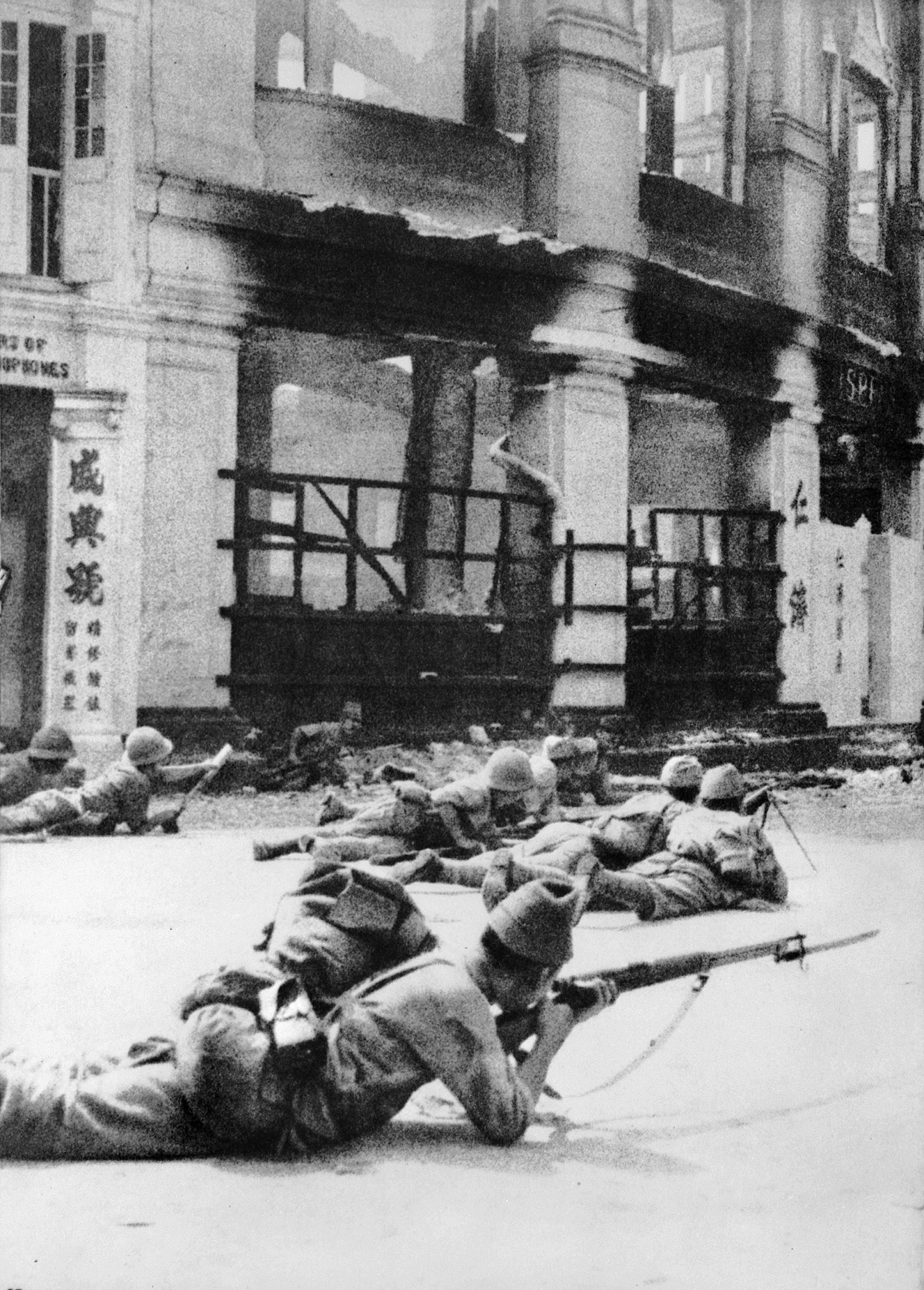 Ready to fight for control of the streets of Kuala Lumpur, Japanese soldiers take up positions on January 11, 1942. These soldiers are armed with Arisaka rifles, Nambu machine guns, and the Type 89 grenade launcher, popularly known as the “knee mortar.” 