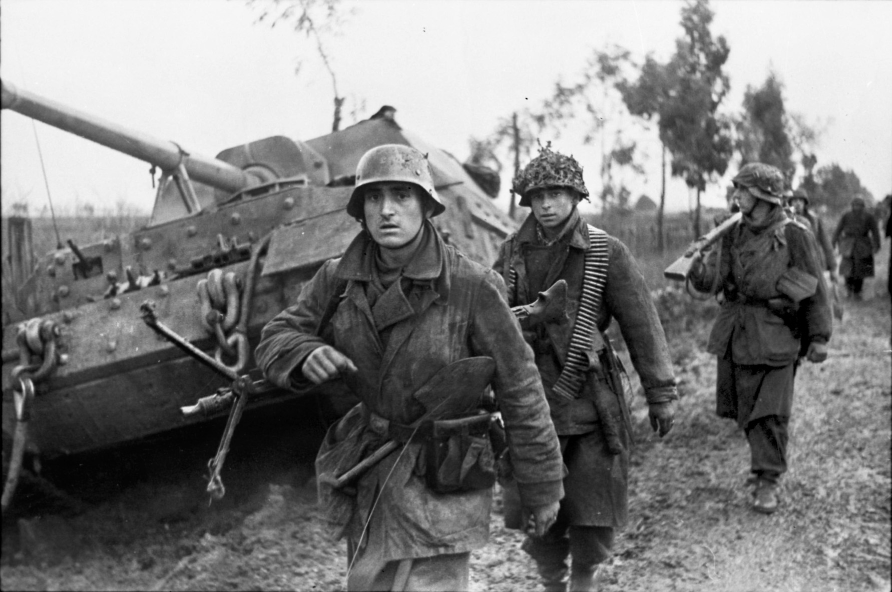 The nearby resort town of Nettuno was also a focus of the German defenses around Anzio. Although they were hit by American aircraft and artillery, German panzergrenadiers such as these moved forward to stall the Allied drive on Rome. 