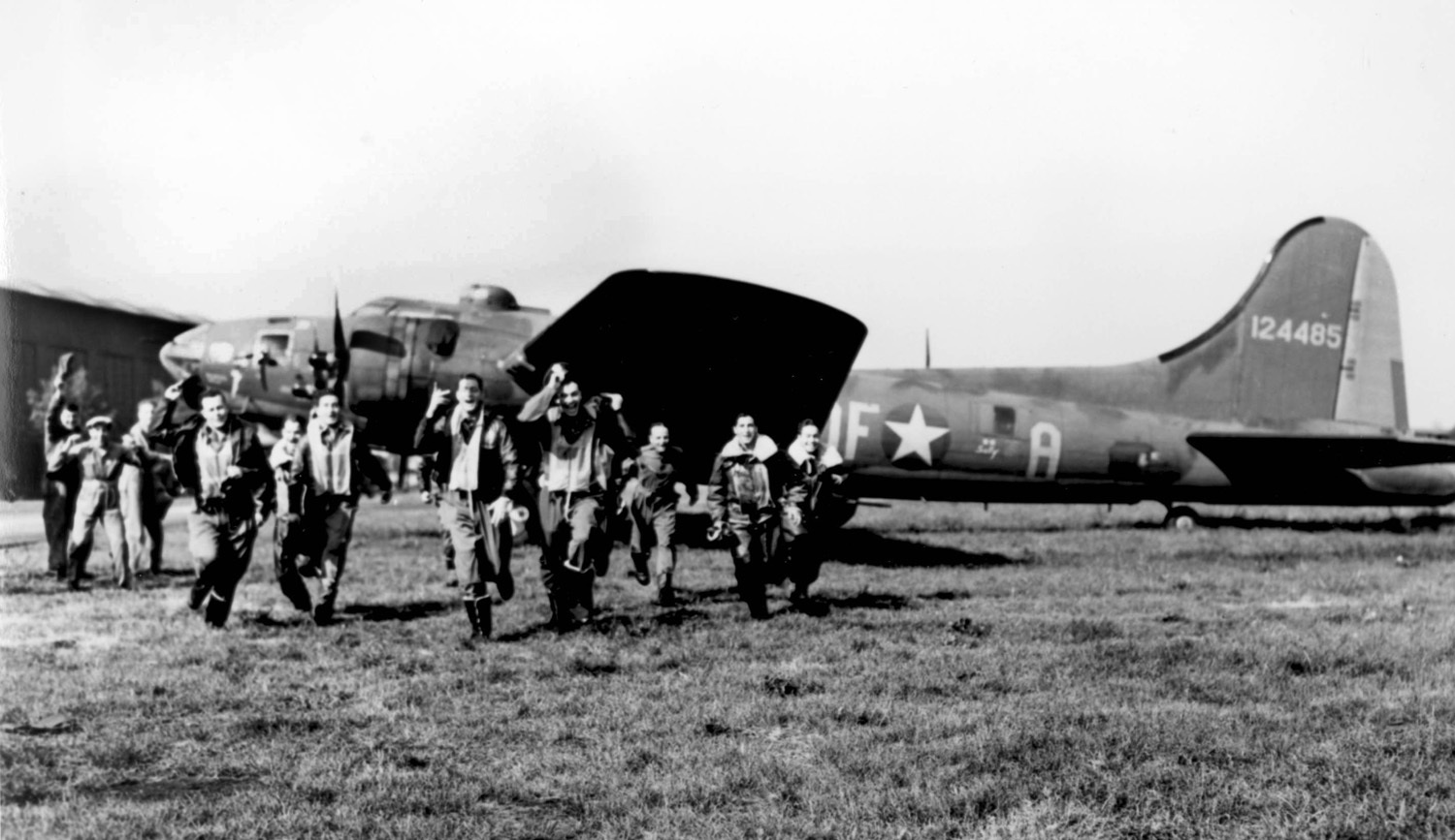 ﻿The crew of Memphis Belle return from their 25th mission in May 1943.